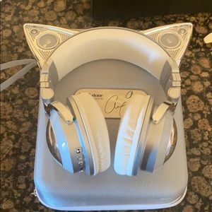Brookstone Ariana Grande Cat war headphones